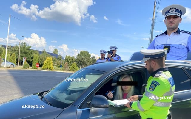  Șoferița pericol-public a speriat piteștenii: Nebunie pe șosele, potolită de polițiști
Rewritten Title: Șoferița de 22 de ani creează haos pe străzile din Pitești, oprită de polițiști în siguranța publicului
