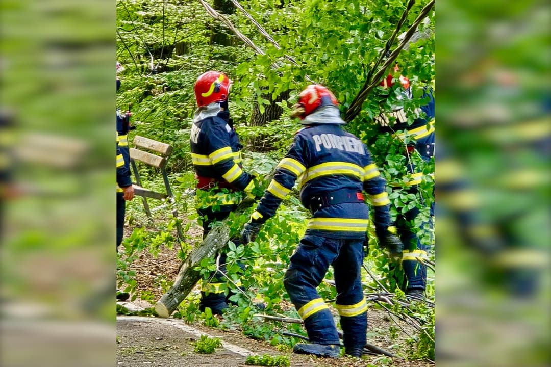 Furtuna provoacă haos în Argeș! Pompierii, chemați la intervenții de urgență în urma vremii extreme