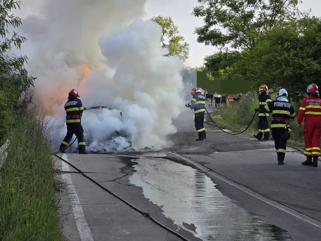 Flăcările cuprind un autoturism în mers! Află detalii și cauze probabile!