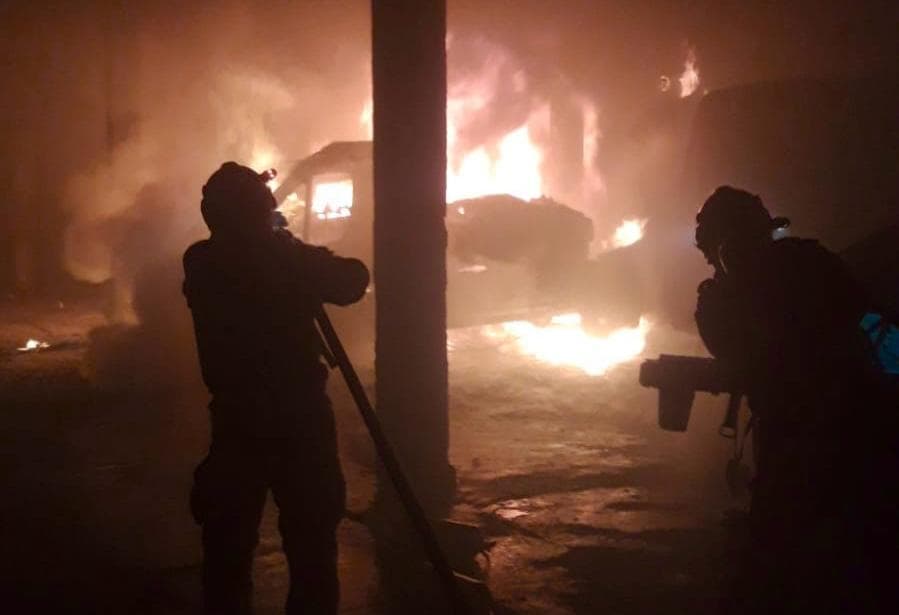 Incendiu Violent la o Dubă în Bradu! Pompierii Intervin Prompt pentru a Opri Flăcările
