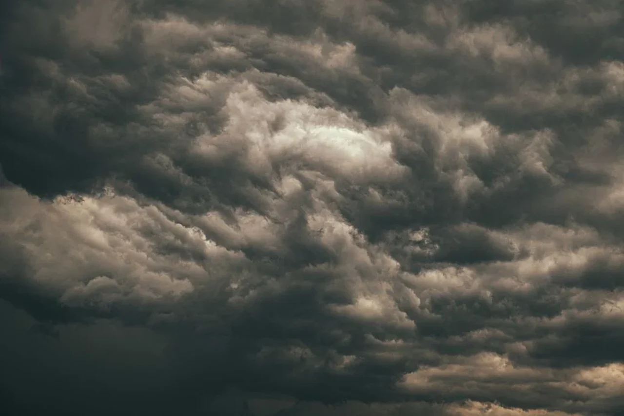 ANM: Instabilitate atmosferică accentuată în 37 de județe, cu ploi torențiale și vijelii
