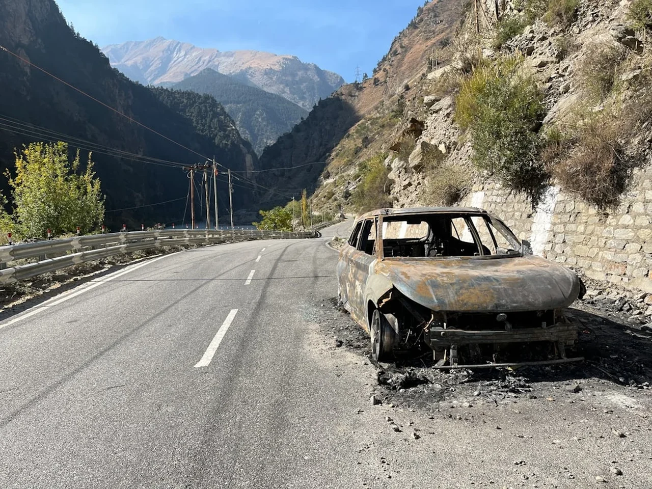 Accident mortal pe Valea Oltului după ce o stâncă a căzut pe un autoturism