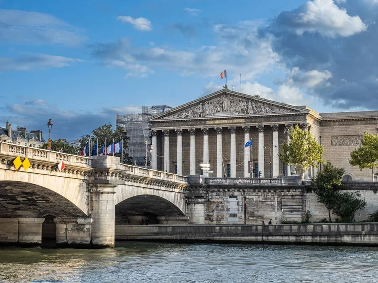 Parlamentul francez a aprobat interzicerea rețelelor sociale pentru copiii sub 15 ani